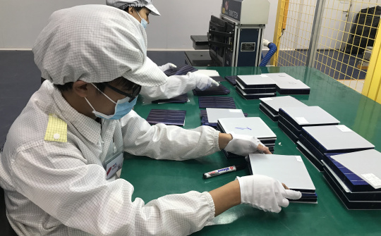 Kiểm soát chất lượng bên trong nhà máy sản xuất tấm pin mặt trời của SolarBK