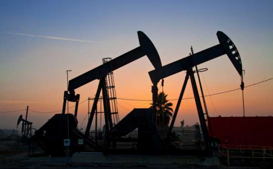 Giá dầu thô tăng nhẹ trước diễn biến trái chiều về thỏa thuận thương mại Mỹ - Trung