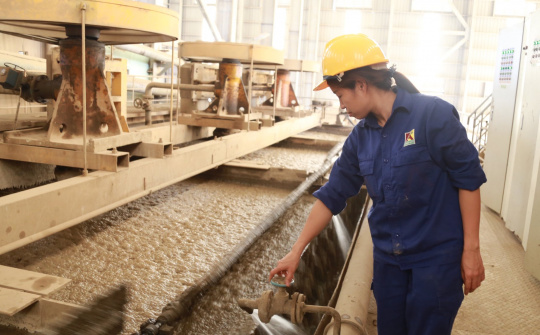 Nghiên cứu áp dụng sàng tách nước cao tần để tách nước bùn quặng đuôi thải tuyển nổi