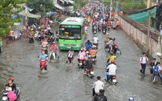 Thời tiết 27/11: Miền Trung mưa lớn, miền Nam triều cường đạt đỉnh