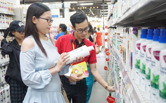 Hệ thống siêu thị Co.opmart bắt đầu giảm giá hàng tết sớm