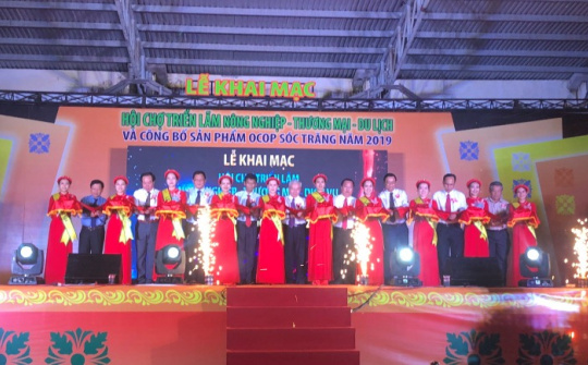 Hàng ngàn người đổ vể Sóc Trăng xem đua ghe và dự Hội chợ Triển lãm