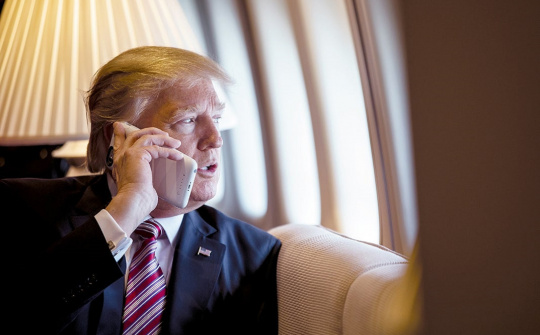 [Tin ảnh] Ông Trump vẫn mạo hiểm sử dụng điện thoại cá nhân