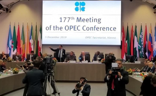 Khối OPEC đồng ý đẩy mạnh cắt giảm sản lượng khai thác dầu thô