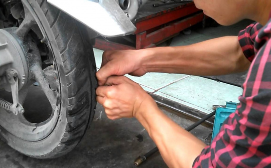 Bỏ túi những lưu ý khi sử dụng xe máy lốp không săm