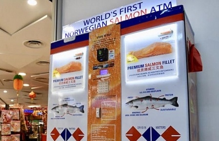 Singapore có ATM cá hồi đầu tiên thế giới