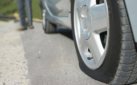 Vì sao ô tô bị nổ lốp?