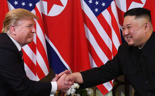 Tin ảnh: Tổng thống Trump và Chủ tịch Kim chính thức lên bàn đàm phán