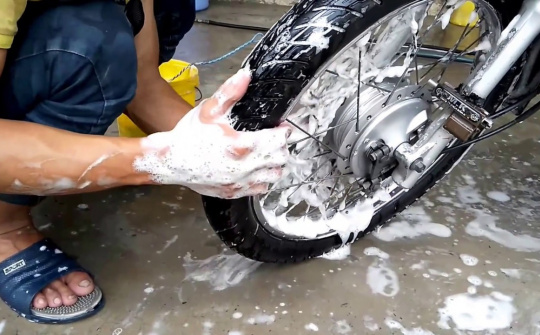 Rửa xe ngày Tết: giá tăng, chất lượng không tăng