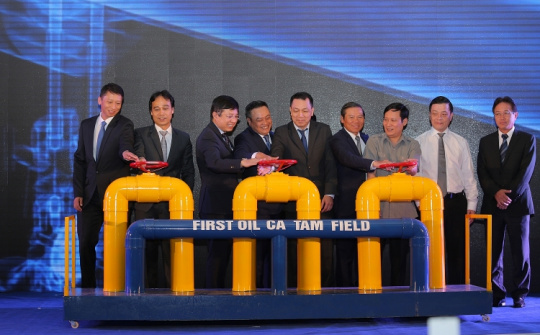 Đón dòng dầu đầu tiên từ mỏ Cá Tầm