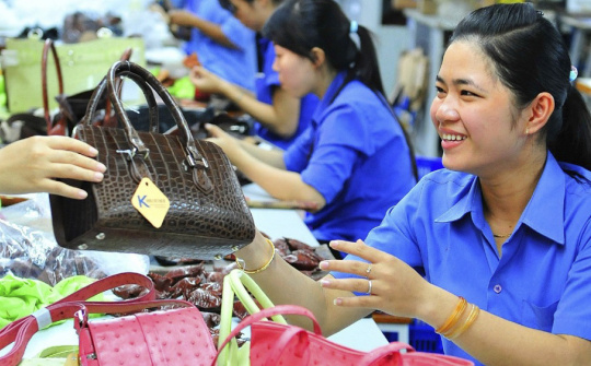 Công đoàn đồng hành cùng lao động nữ trước áp lực công việc ngày càng tăng