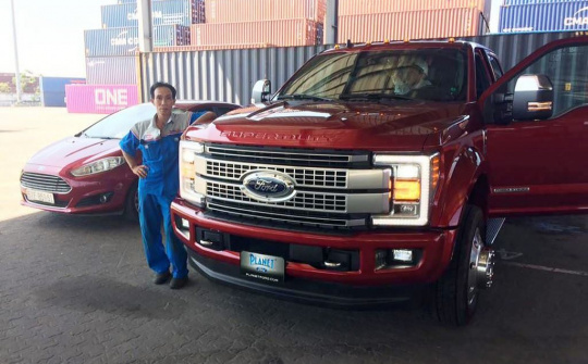 "Khủng long" Ford F-450 Super Duty cập cảng Sài Gòn, chờ dân chơi "thứ thiệt"