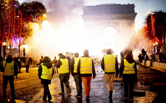 Quốc tế nổi bật: Lửa vẫn cháy trên thành Paris