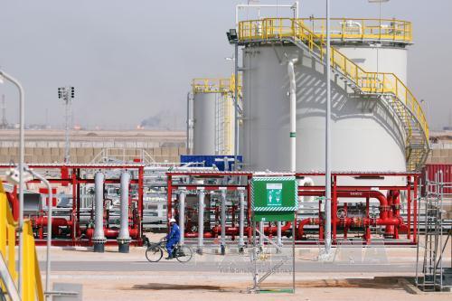 Giá dầu 20/3: Áp lực dư cung giảm tiếp tục hỗ trợ giá dầu neo cao 4 tháng