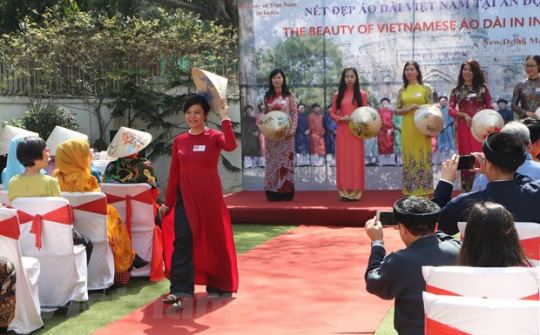 Mang vẻ đẹp Áo dài Việt đến với bạn bè ASEAN và Ấn Độ