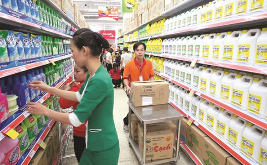 Smartphone bão hòa, đại gia phân phối công nghệ “lấn sân” FMCG