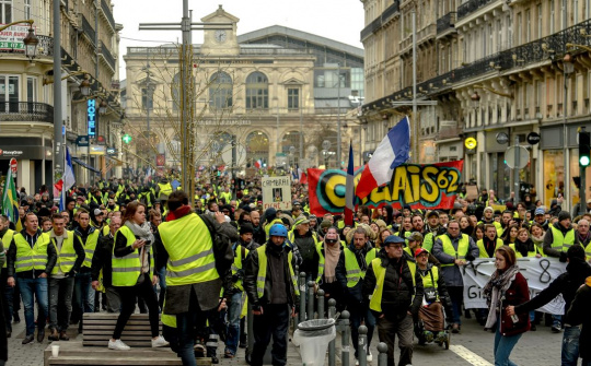 Tin ảnh: "Áo vàng" vẫn dịu dàng xuống phố