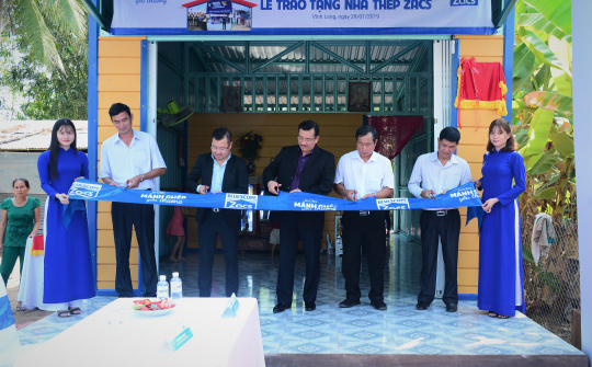 Tôn Zacs và đại lý ủy quyền tặng 50 mái ấm cho người lao động nghèo