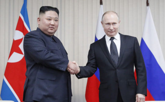 Tổng thống Nga Putin chính thức bắt tay Chủ tịch Kim