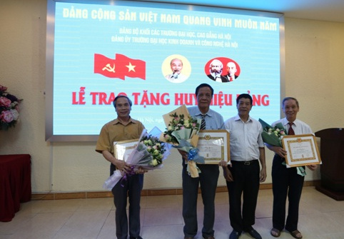 Đại học Kinh doanh và Công nghệ: Trao tặng huy hiệu Đảng cho 5 đảng viên