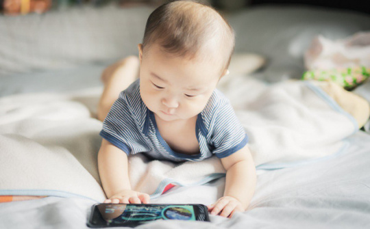 WHO kêu gọi hạn chế trẻ dưới 5 tuổi xem nhiều màn hình điện tử