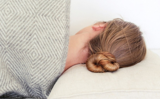 6 thói quen khi ngủ cứ tưởng vô hại nhưng gây ảnh hưởng không nhỏ tới sức khỏe