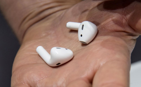 Amazon làm thiết bị đeo Alexa đầu tiên, cạnh tranh AirPods của Apple