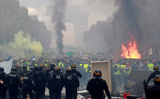 Tin ảnh: "Áo vàng" lại làm càn