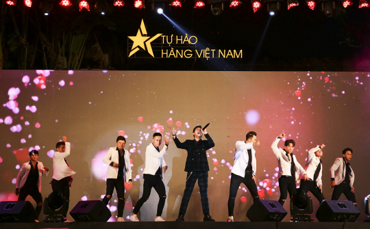 Noo Phước Thịnh "đội mưa" cùng khán giả, dành tặng ca khúc "Tôi là một ngôi sao" tới Chương trình Nhận diện hàng Việt Nam - Tự hào hàng Việt Nam 2019