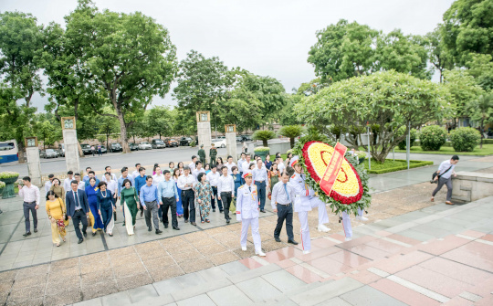 Tháng 5 chúng con báo công dâng Người