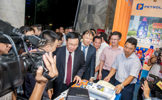 Đông đảo khách tham quan triển lãm thành tựu 10 năm CVĐ "Người Việt Nam ưu tiên dùng hàng Việt Nam" ngành Công Thương