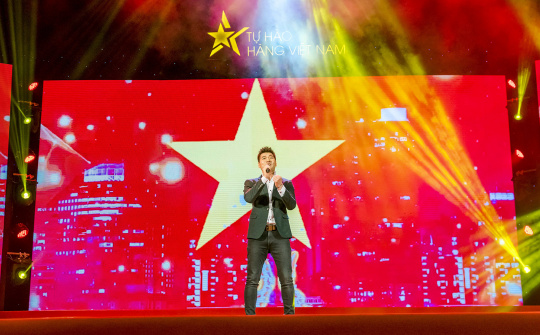 Ca vang ca khúc hào hùng "Đường đến ngày vinh quang" cùng ca sĩ Tạ Quang Thắng