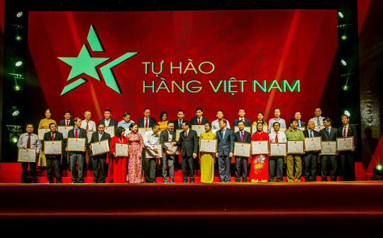 Trao bằng khen cho các cá nhân, tập thể có thành tích xuất sắc trong Cuộc vận động "Người Việt Nam ưu tiên dùng hàng Việt Nam"