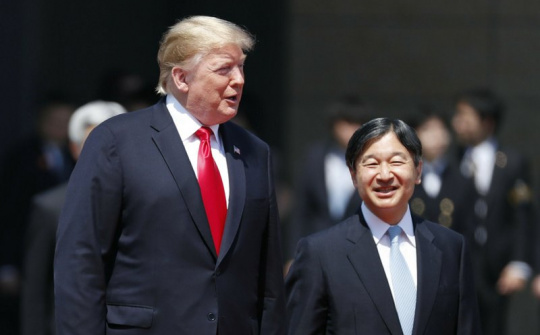 Tin ảnh: Lần đầu ông Trump làm việc đó