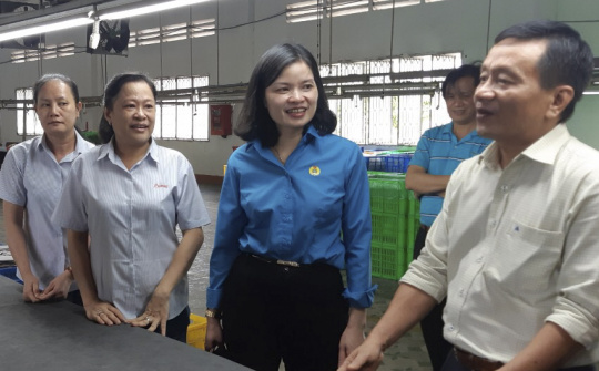 Thăm và trao quà cho người lao động nhân dịp Tháng Công nhân 2019