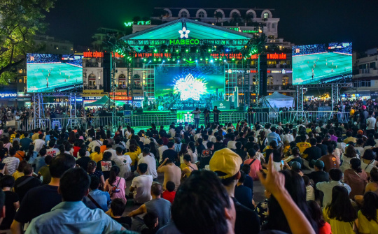 Phố đi bộ Hà Nội sôi động dịp cuối tuần với trải nghiệm thế giới bia