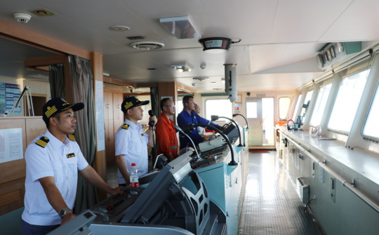 Hoa tiêu Vinacomin dẫn thành công tàu trọng tải trên 11,5 vạn tấn vào cảng Hòn Nét