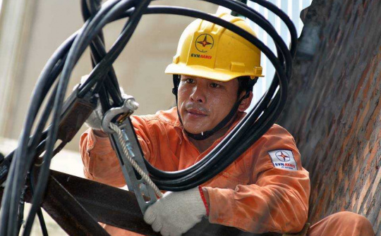 Thợ điện và "cuộc chiến" mùa nắng nóng