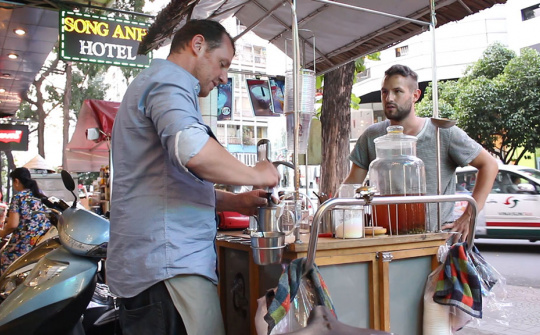 Đến Sài Gòn, thưởng thức quà rong của những "ông Tây" sành tiếng Việt