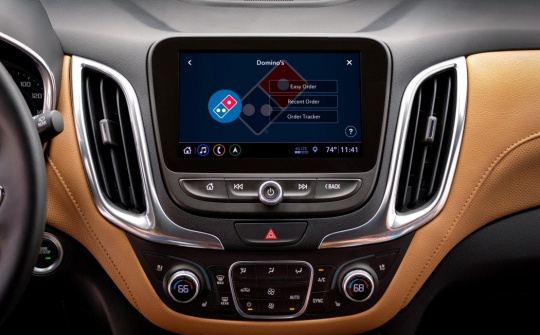 Đặt bánh pizza trên màn hình cảm ứng của xe Chevrolet