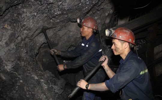 Thợ mỏ ứng phó với nắng nóng