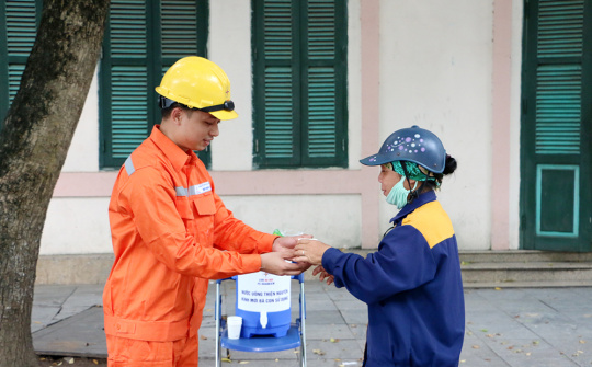 Bình nước miễn phí - mát lòng ngày hè