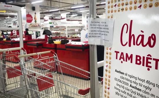 Nhìn thấy gì từ chuyện chú chim đỏ Auchan và miếng bánh bán lẻ Việt Nam?