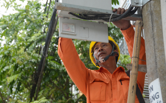 Tiếp tục nắng nóng, EVNNPC kêu gọi khách hàng sử dụng điện tiết kiệm, hiệu quả