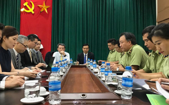 Thương hiệu Uniqlo “bắt tay” Quản lý thị trường chống hàng giả