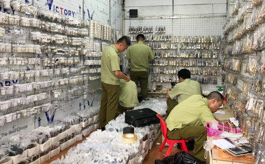 Gần 3.000 sản phẩm giả thương hiệu nổi tiếng bị thu giữ tại chợ Ninh Hiệp