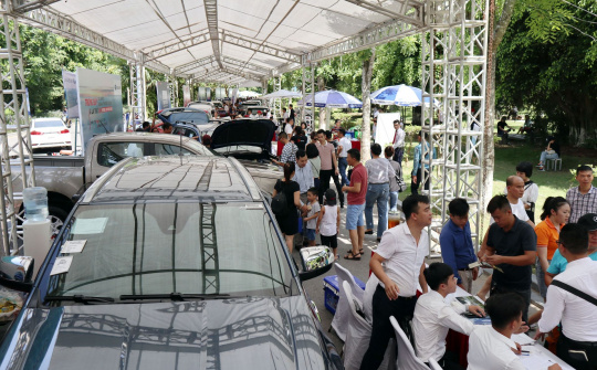 Hội chợ mua bán ô tô tiếp tục thu hút người tiêu dùng tại khu vực phía Bắc