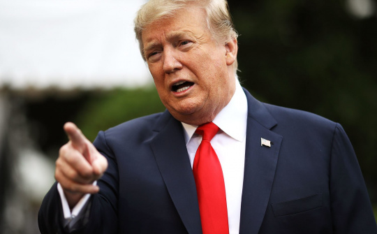 Tin ảnh: Ông Trump cạch mặt đại sứ Anh ở Washington
