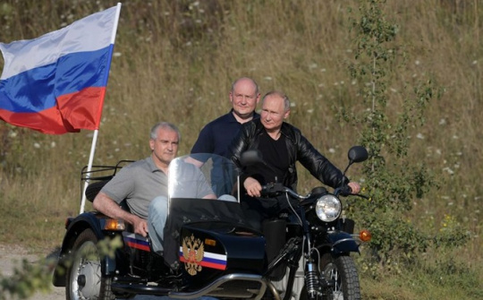 Tin ảnh: Putin làm điều rất giản dị