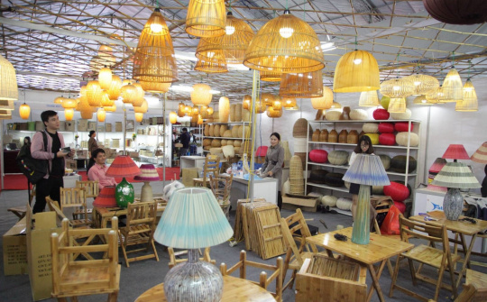 Điều đáng mừng từ xuất khẩu túi xách, va li, gốm sứ, mây tre